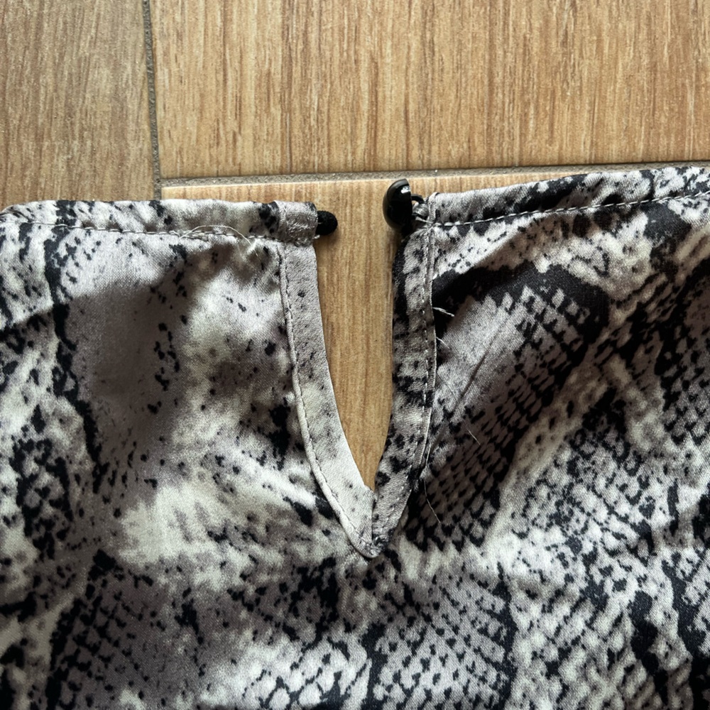 🩷 10 FOR $15 SALE 🩷 Black and grey snakeskin sleeveless blouse with shoulder pad - Picture 5 of 6